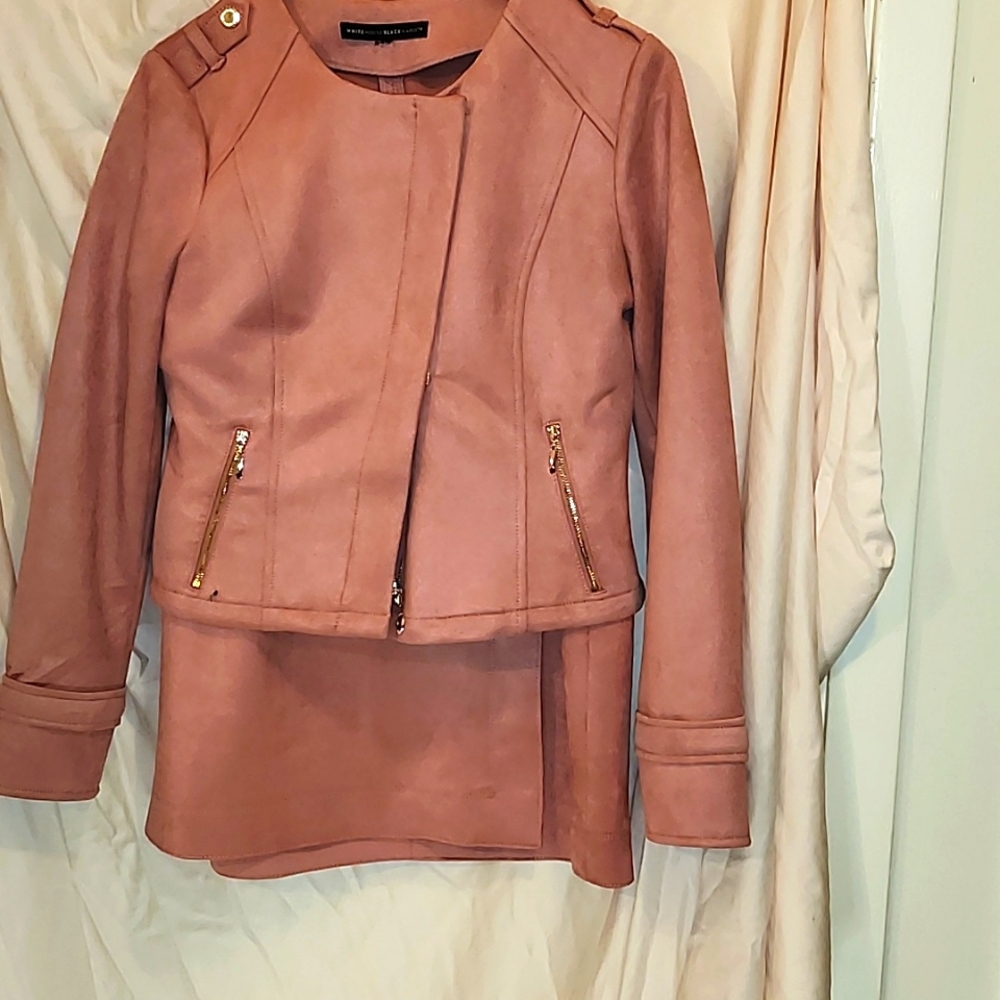 White house black market beautiful women's 2piece suite. Size 6.